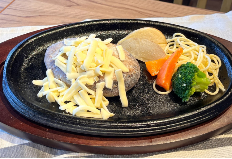 Bランチ（チーズハンバーグセット）