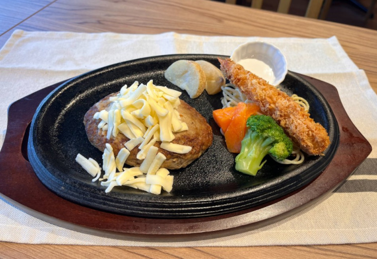 チーズハンバーグ（海老フライ付き）