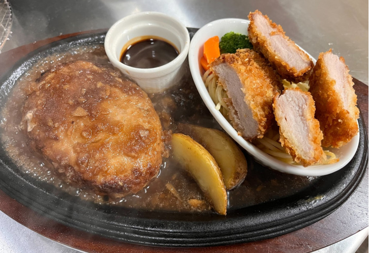 ハンバーグと豚ヒレかつ