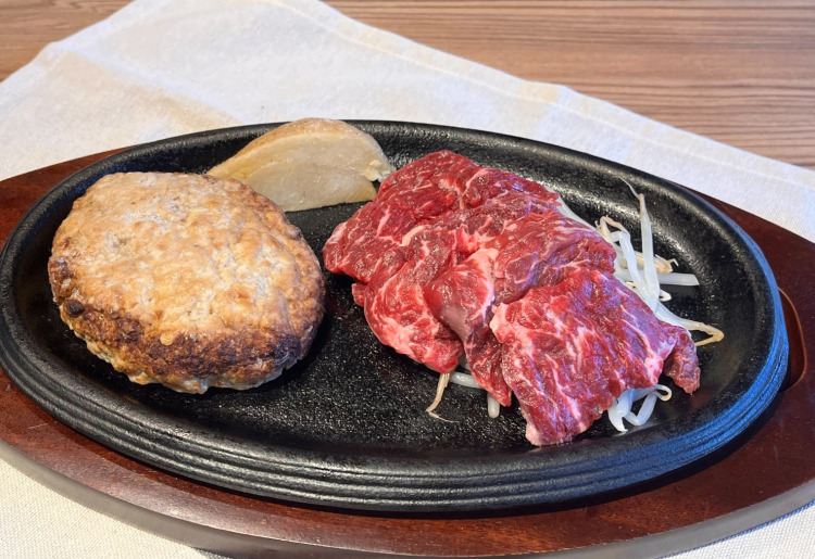 カットステーキとハンバーグ