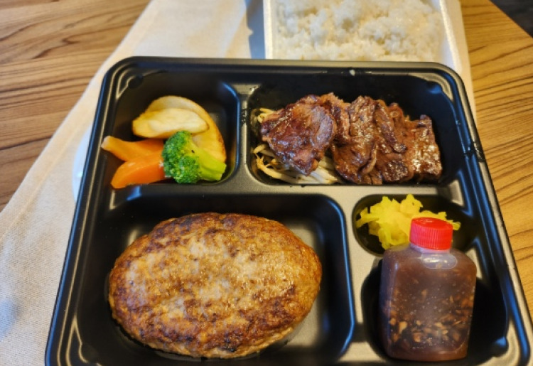 ハンバーグとステーキ弁当